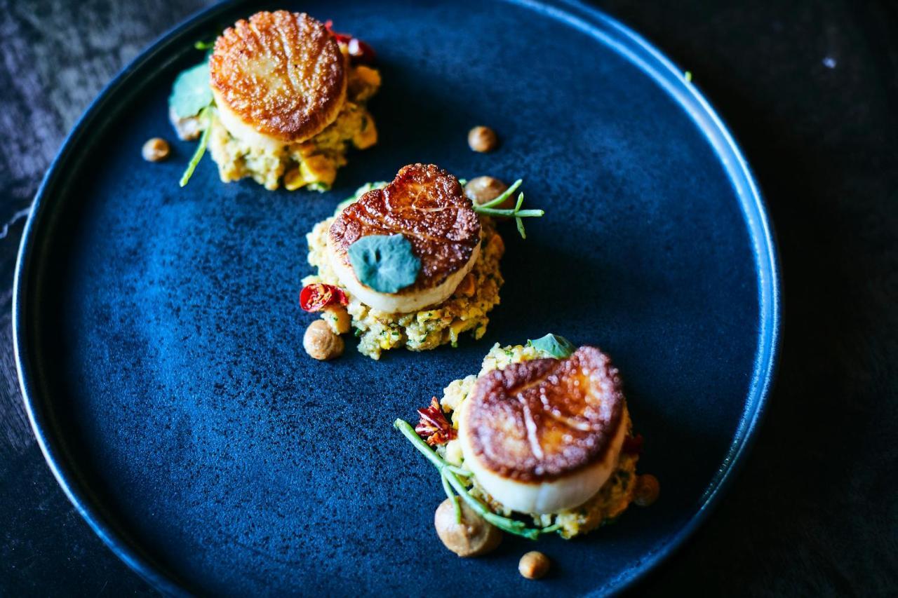 Abesq Doha Hotel And Residences, An Ihg Hotel Exterior photo Scallops