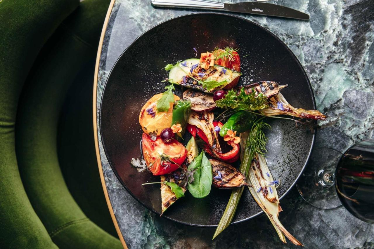 Abesq Doha Hotel And Residences, An Ihg Hotel Exterior photo A salad at the restaurant