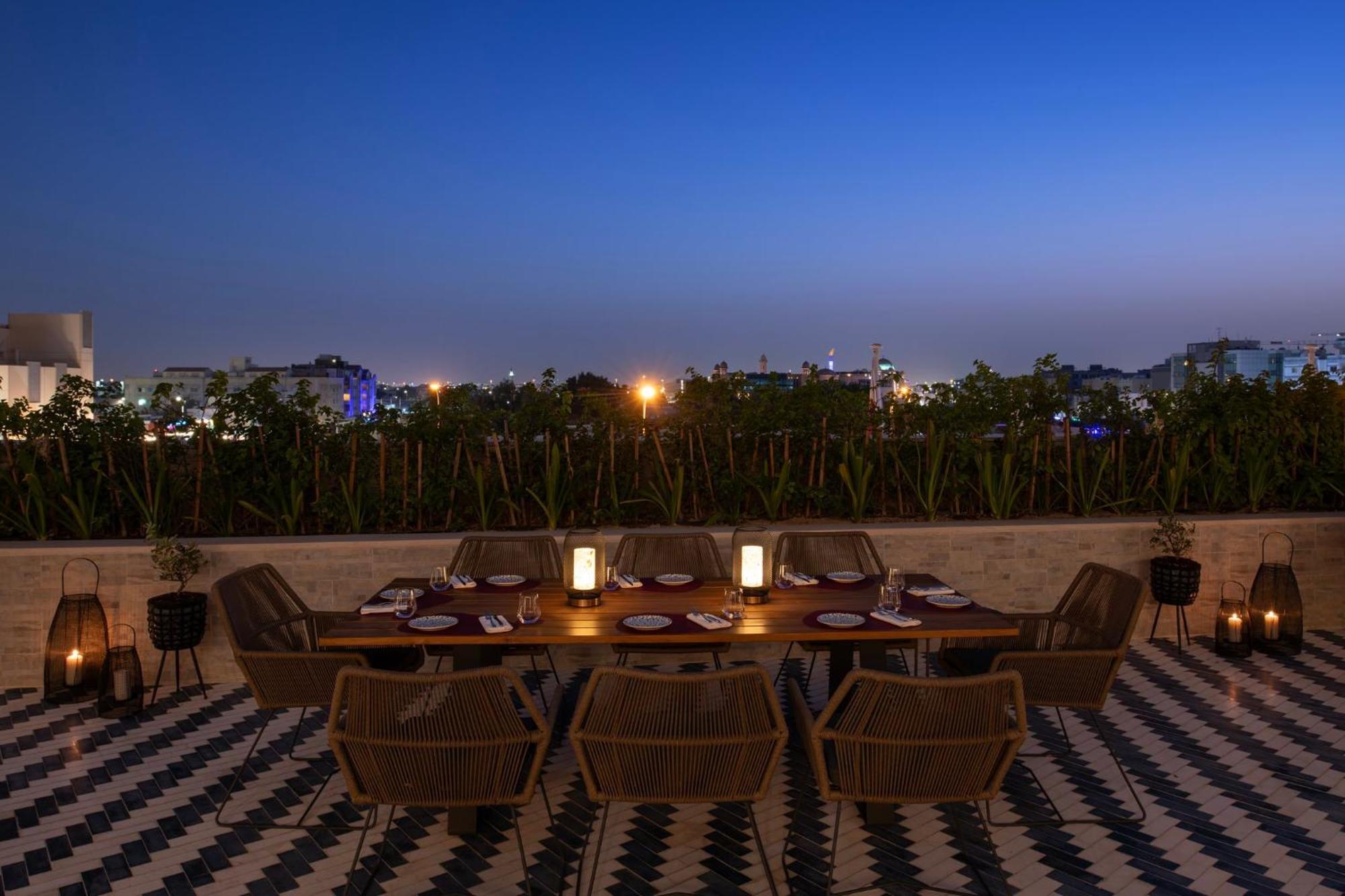 Abesq Doha Hotel And Residences, An Ihg Hotel Exterior photo Rooftop dining at the Taj Mahal Palace