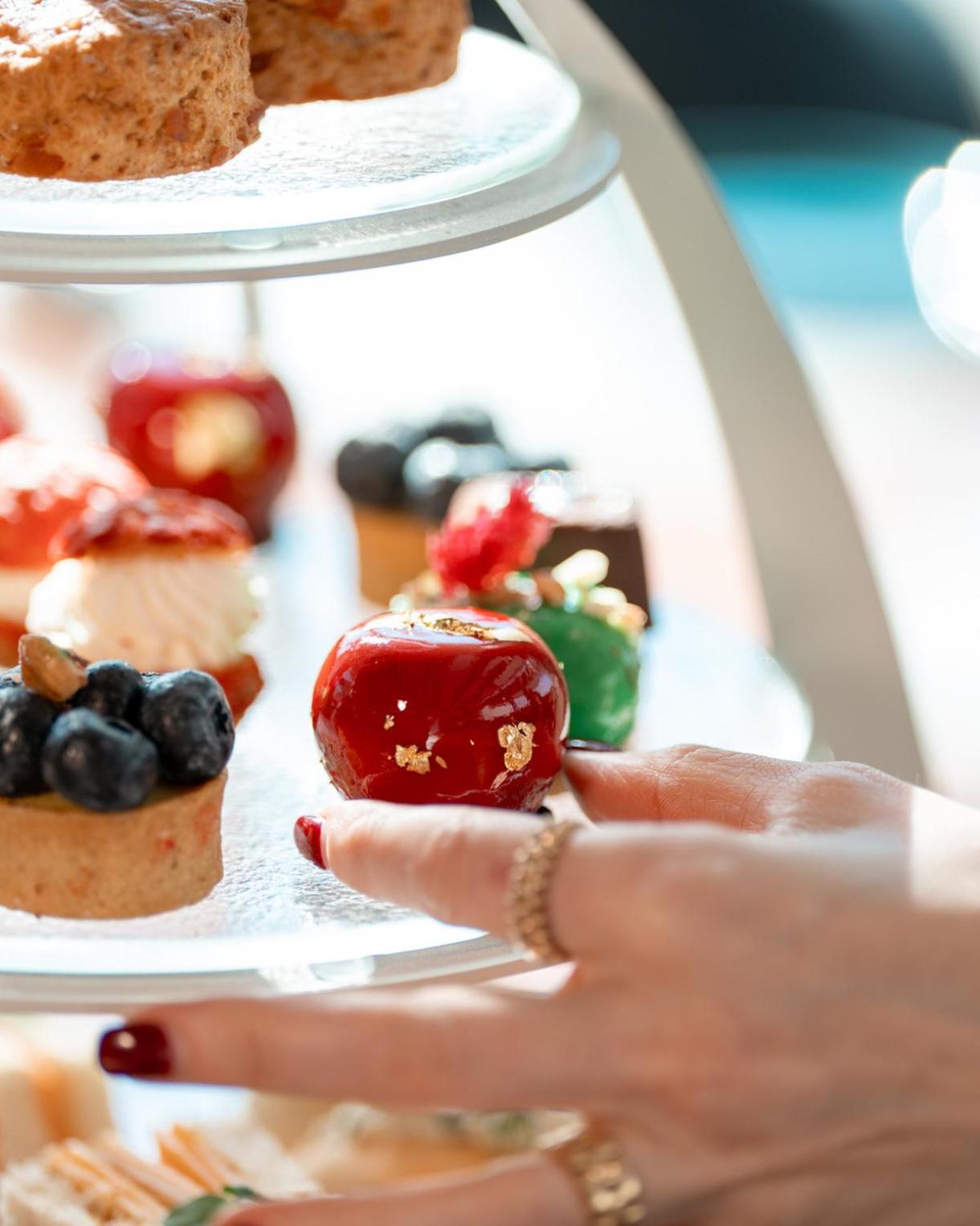 Abesq Doha Hotel And Residences, An Ihg Hotel Exterior photo Petit fours